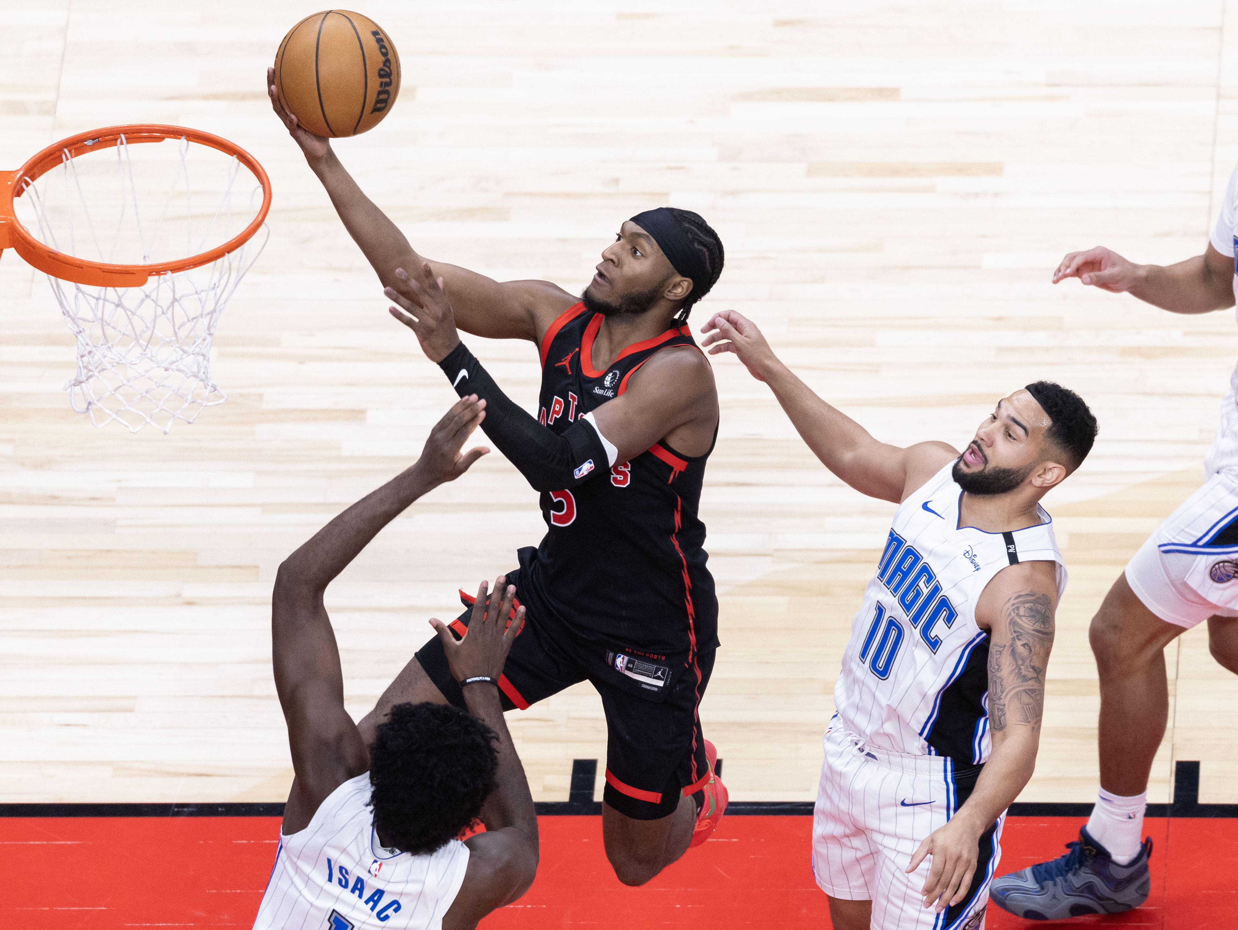 猛龙完胜广州队,约基奇带队取胜 猛龙完胜广州队,约基奇带队取胜