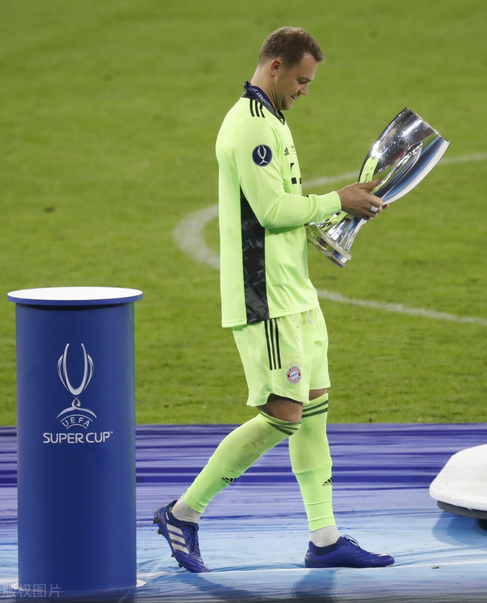 塞维利亚横扫瑞士，莱万点燃赛场