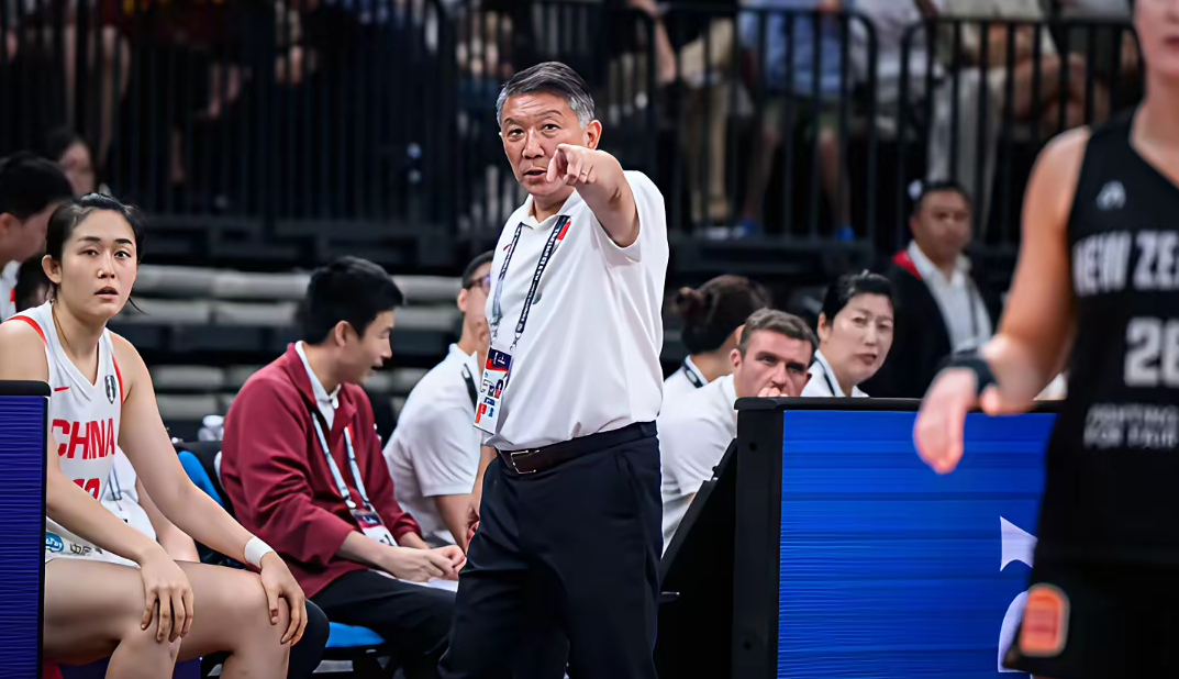 球队主教练因表现不佳遭遇下课风波