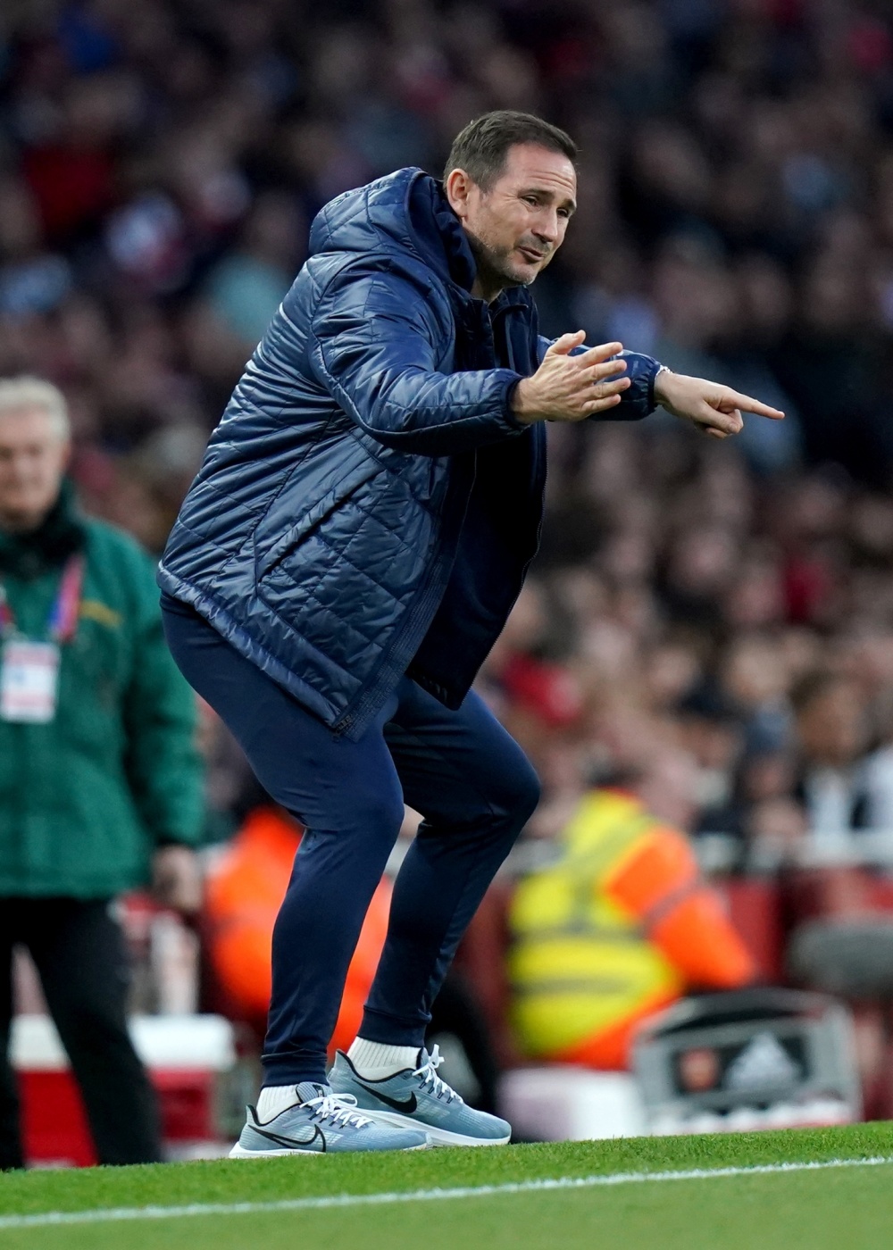 桑德兰遭遇连败，保级形势严峻