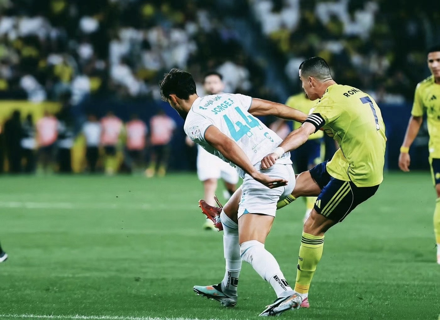 纳多里门将连续神勇扑救,力保球门不失 纳多里门将连续神勇扑救,力保球门不失