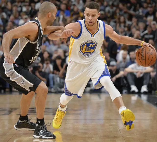 青岛队碾压四川队，布克点燃赛场