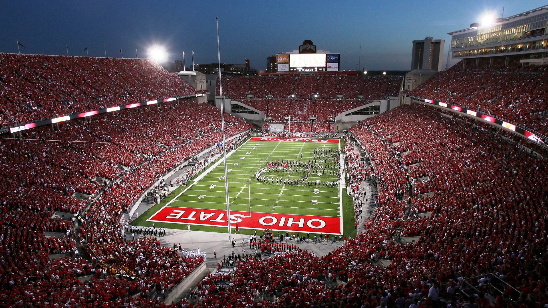 赛道上的红与银，阿斯顿马丁鏖战梅赛德斯，塞恩斯状态火热改写格局